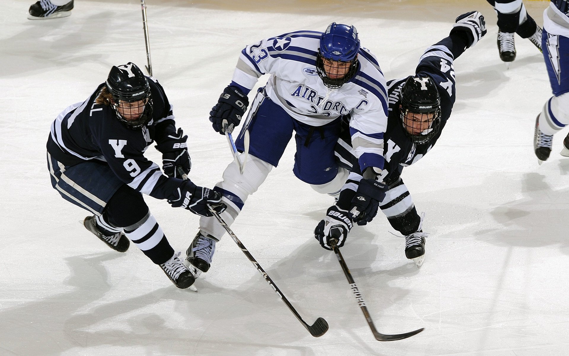 拜仁内部疲劳显现赛程密集导致发挥起伏，拜仁全场