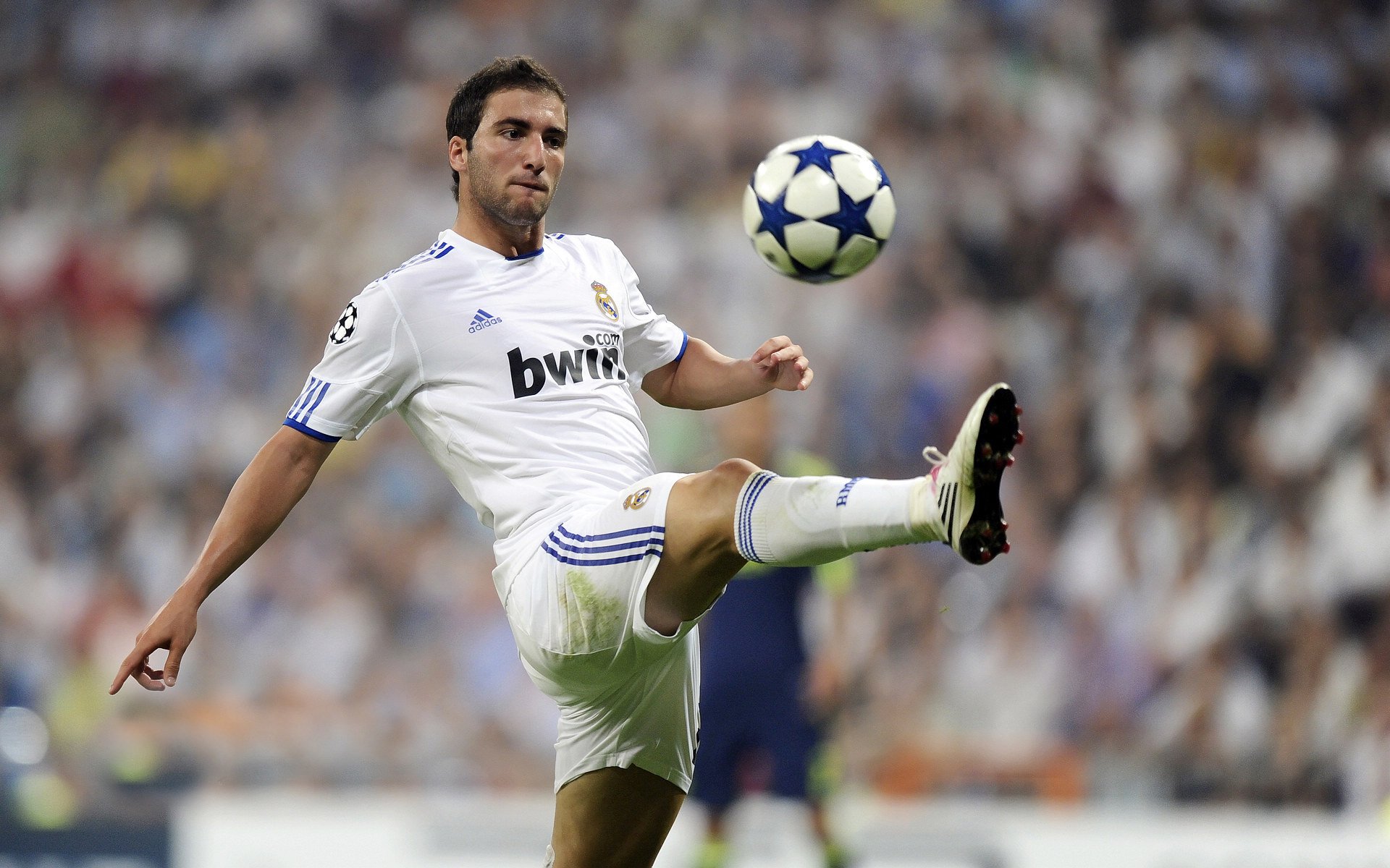 球星在赛后谈及健康管理分享经验，球员赛后总结